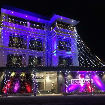 Hotel Seven Oaks Нави Мумбай Екстериор снимка