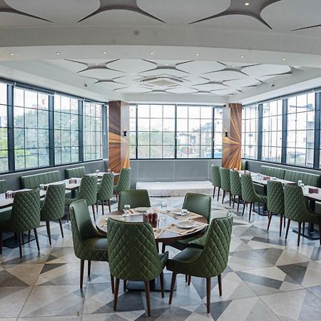 Hotel Seven Oaks Нави Мумбай Екстериор снимка