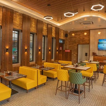 Hotel Seven Oaks Нави Мумбай Екстериор снимка