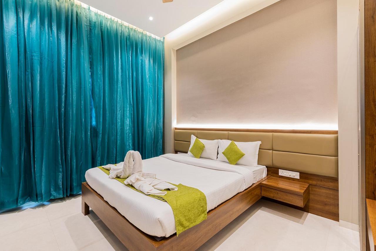 Hotel Seven Oaks Нави Мумбай Екстериор снимка