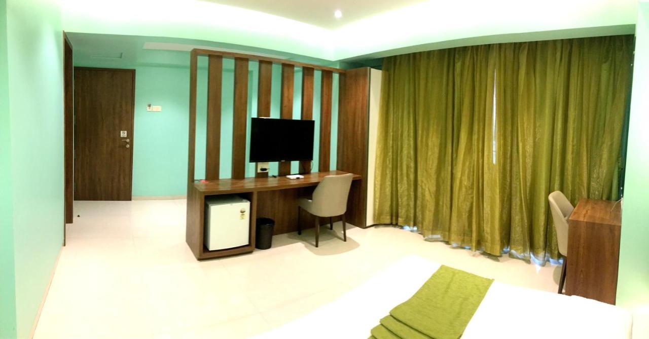 Hotel Seven Oaks Нави Мумбай Екстериор снимка