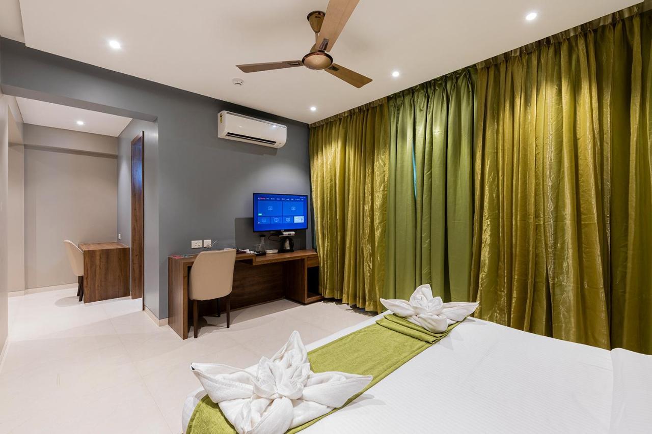 Hotel Seven Oaks Нави Мумбай Екстериор снимка