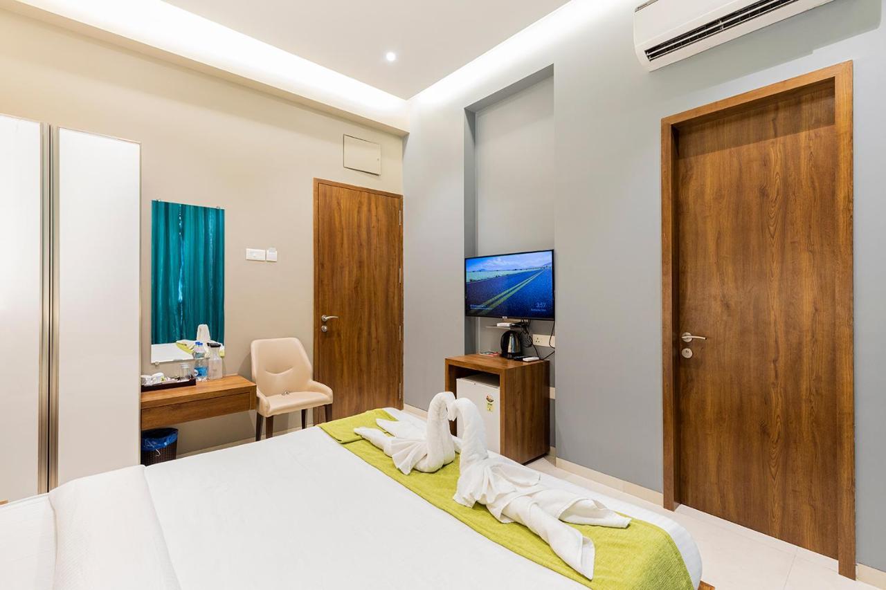 Hotel Seven Oaks Нави Мумбай Екстериор снимка