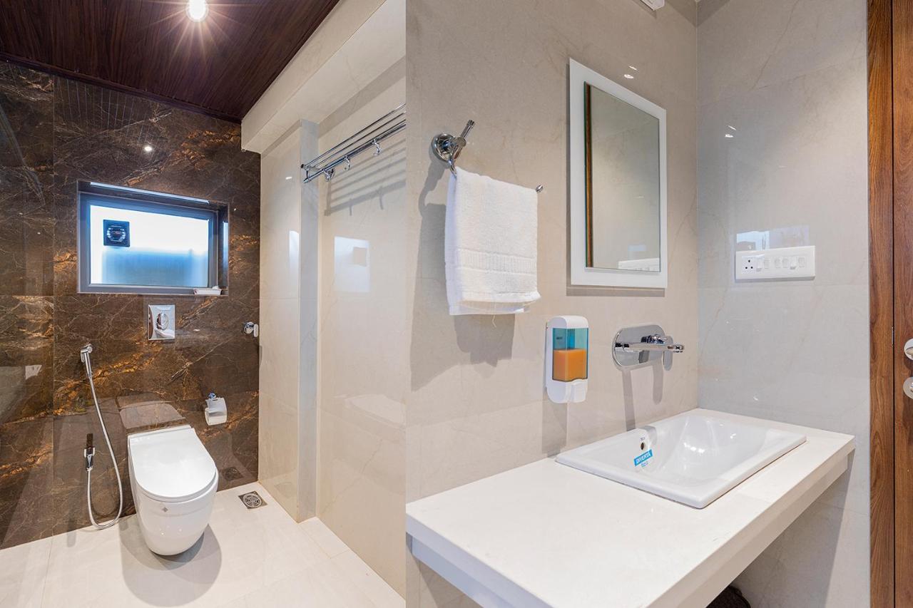Hotel Seven Oaks Нави Мумбай Екстериор снимка