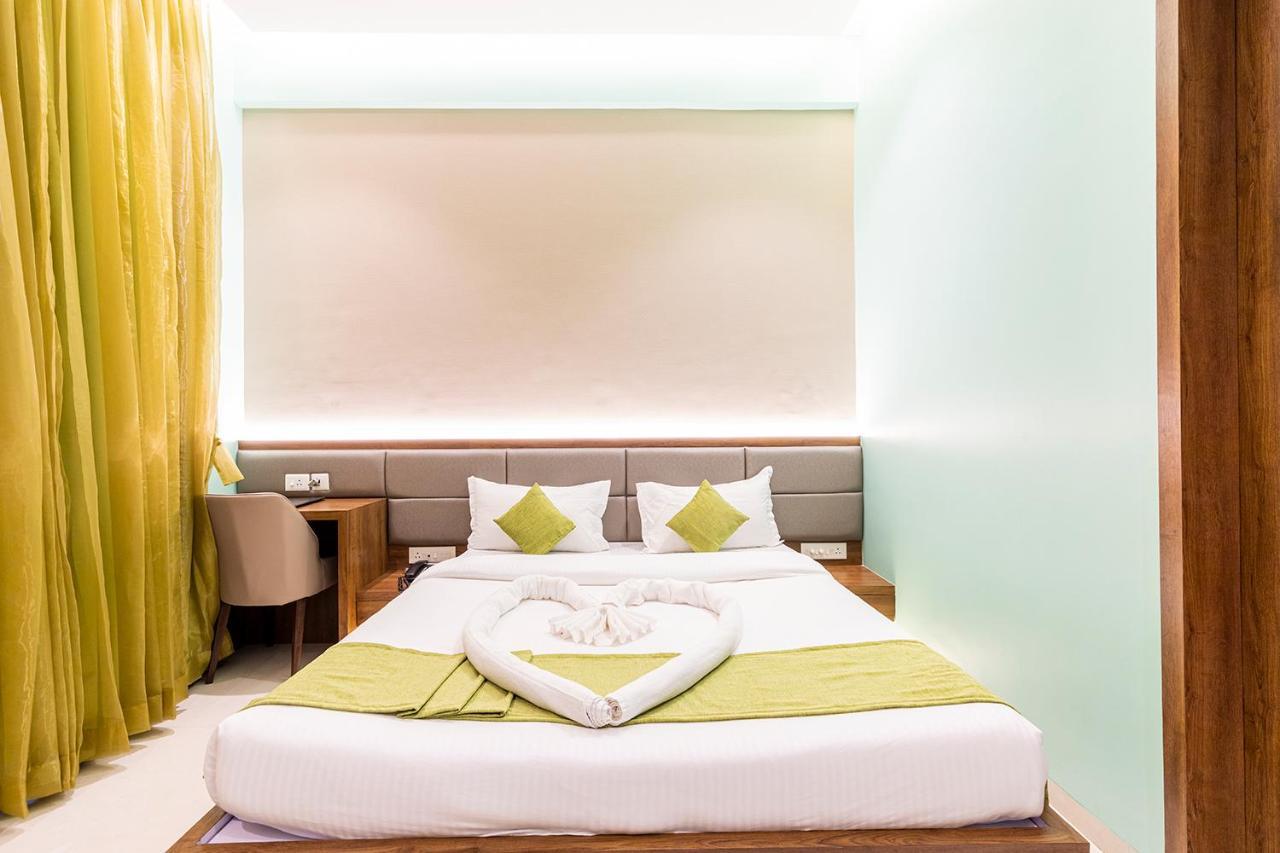 Hotel Seven Oaks Нави Мумбай Екстериор снимка