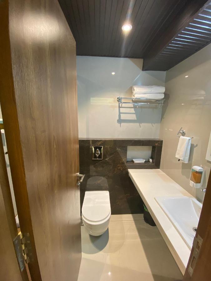 Hotel Seven Oaks Нави Мумбай Екстериор снимка