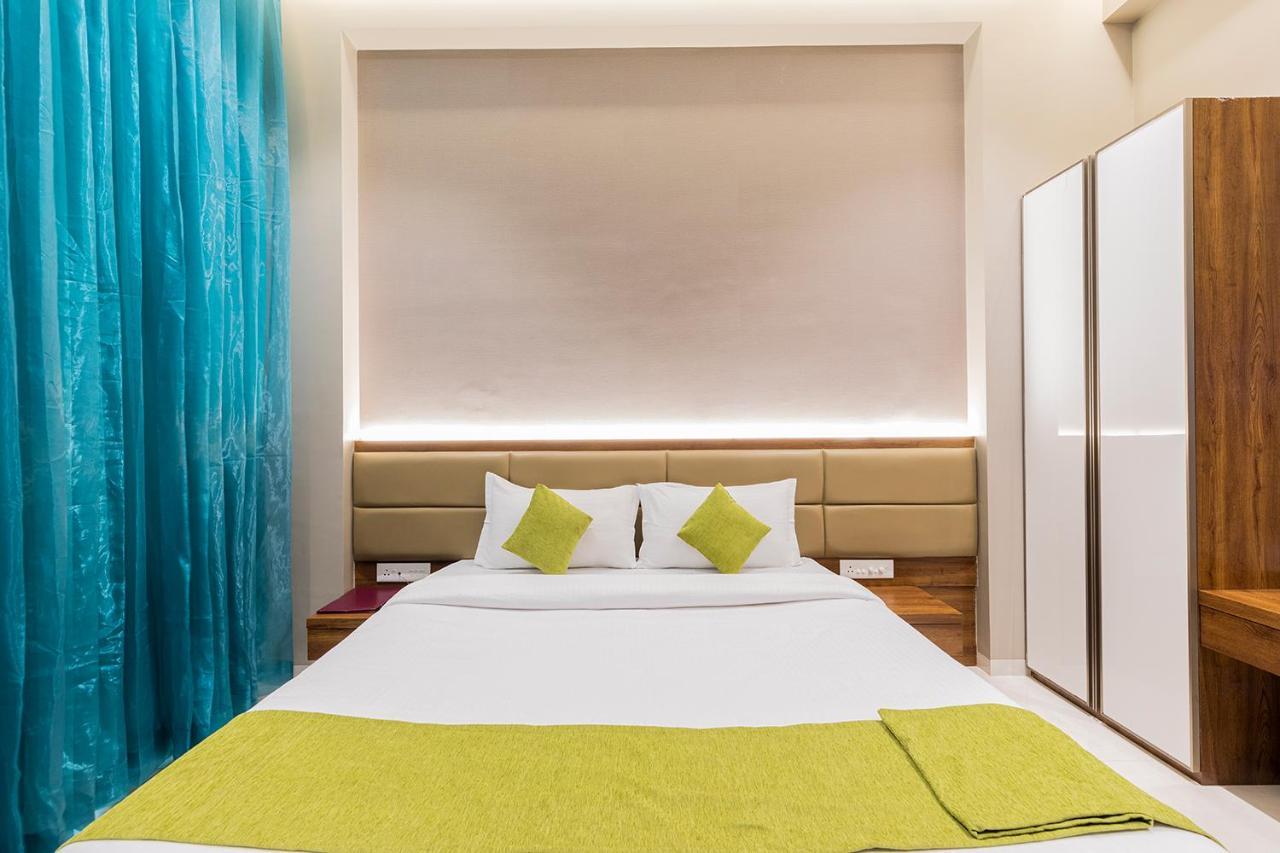 Hotel Seven Oaks Нави Мумбай Екстериор снимка