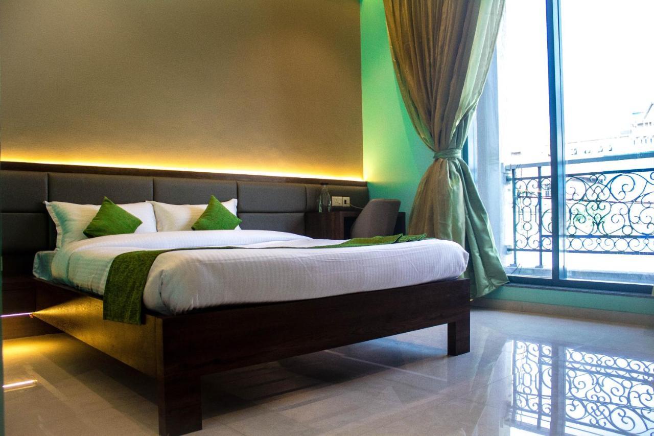 Hotel Seven Oaks Нави Мумбай Екстериор снимка