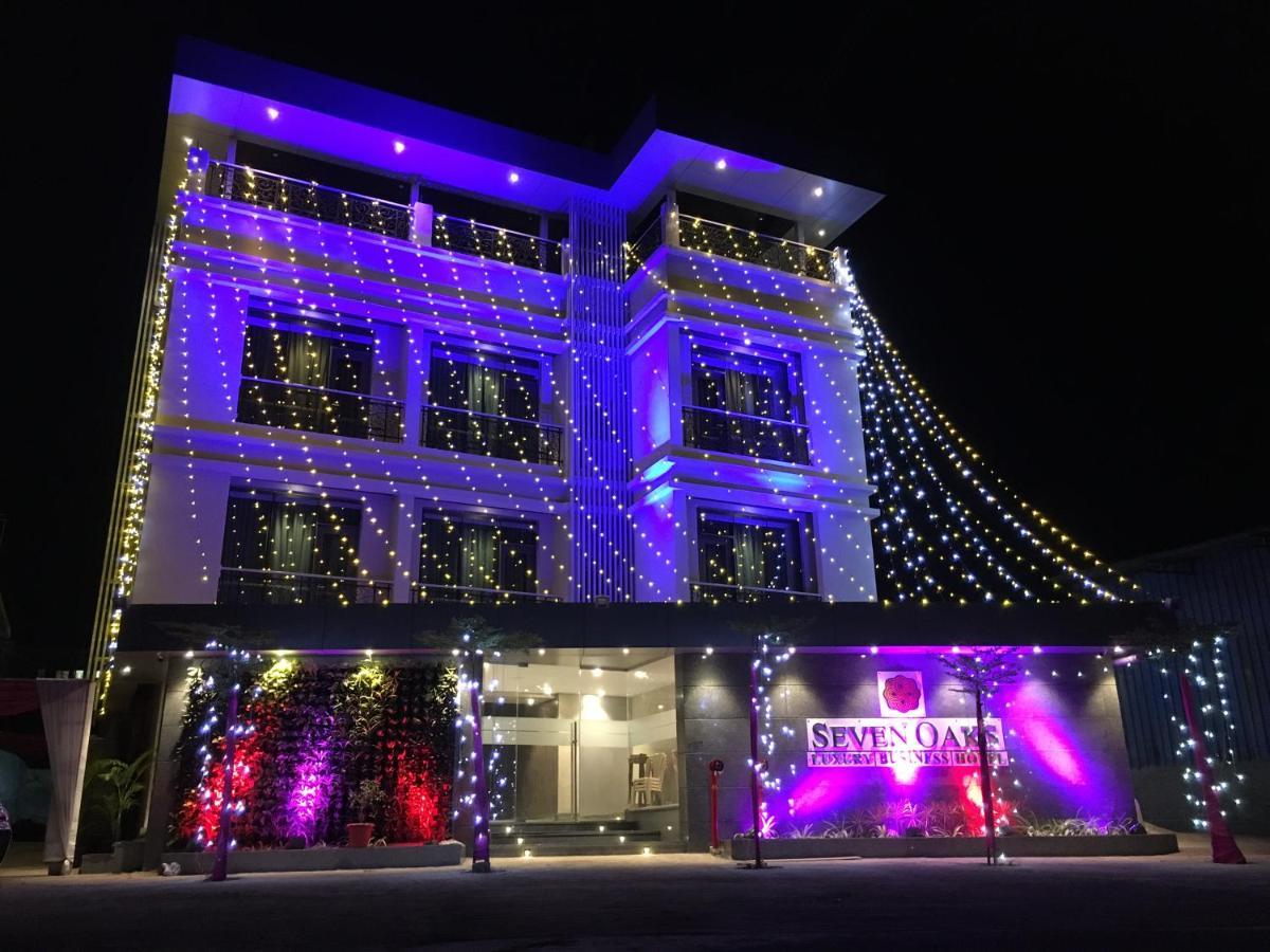 Hotel Seven Oaks Нави Мумбай Екстериор снимка