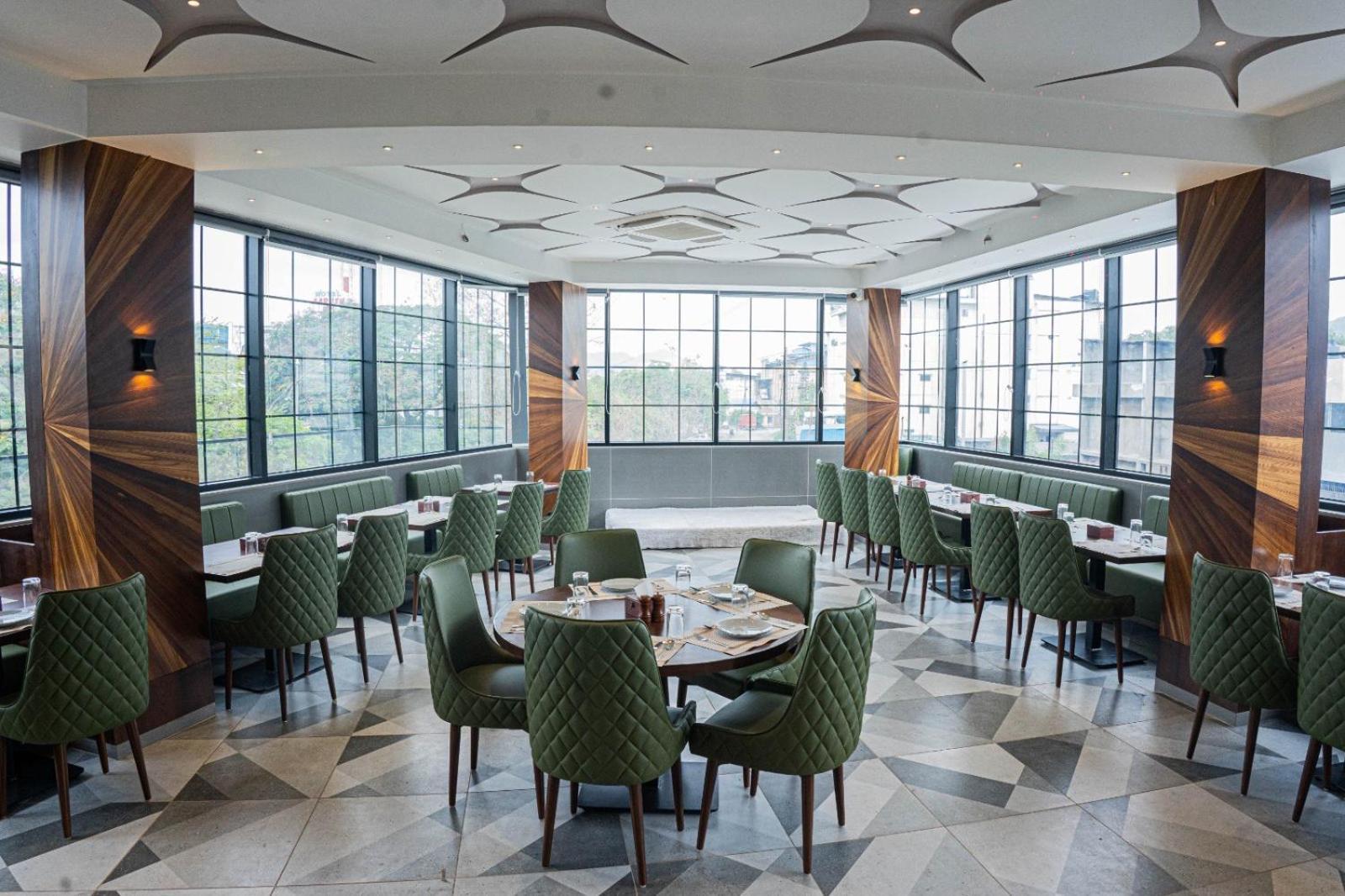Hotel Seven Oaks Нави Мумбай Екстериор снимка