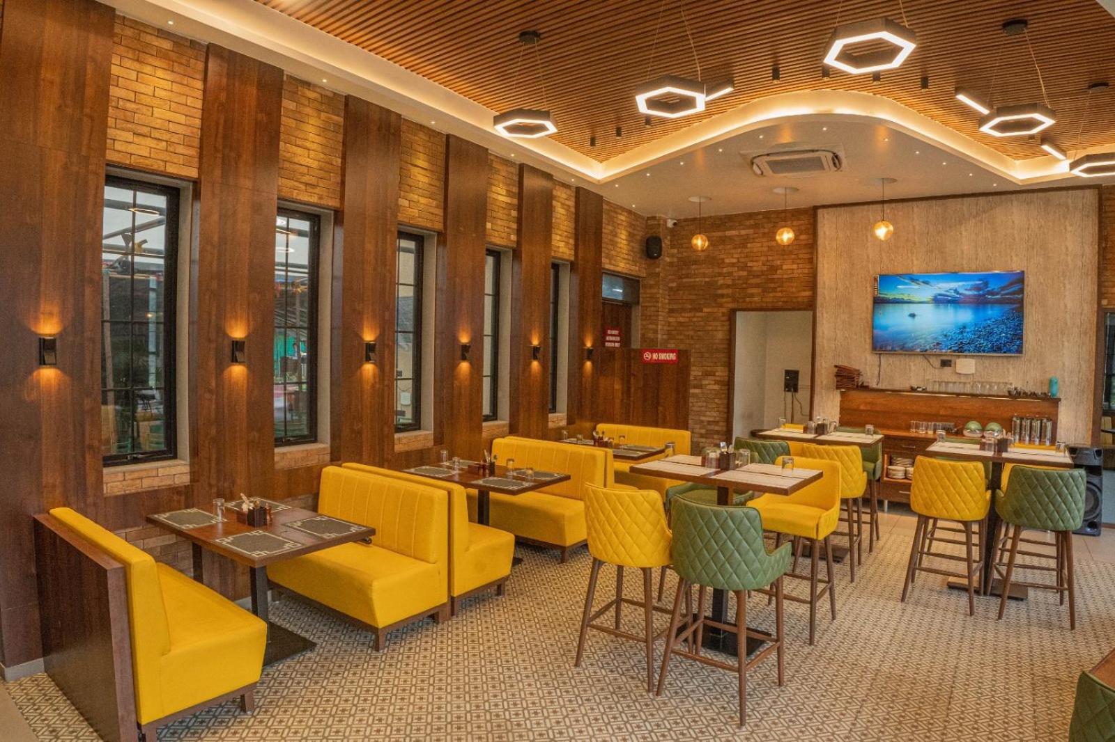 Hotel Seven Oaks Нави Мумбай Екстериор снимка