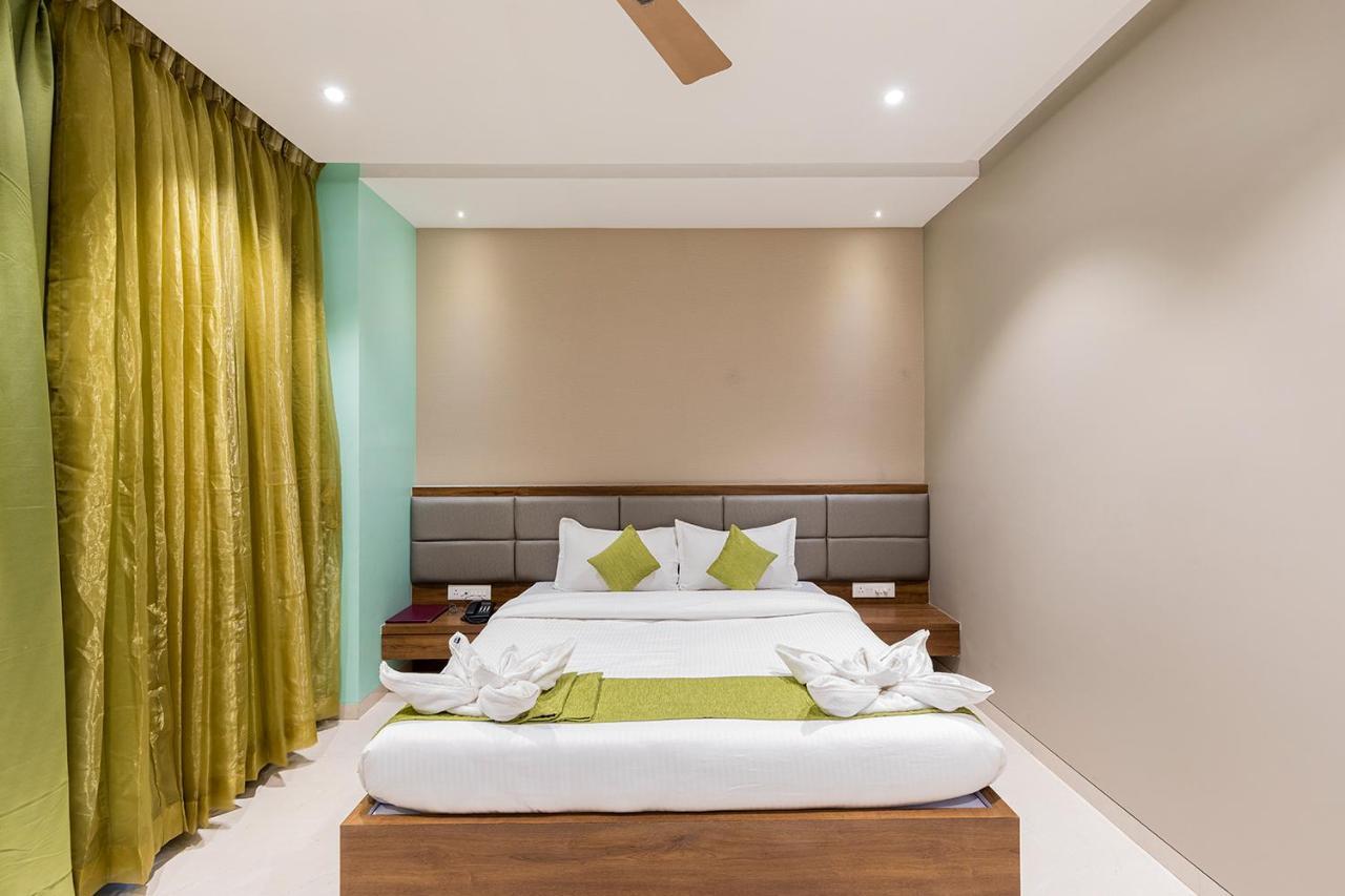 Hotel Seven Oaks Нави Мумбай Екстериор снимка