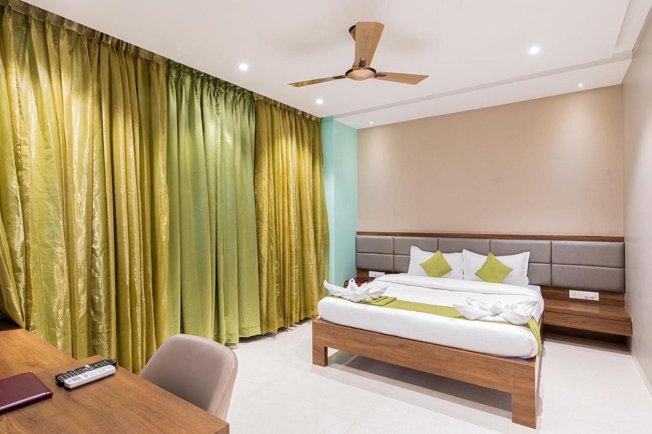 Hotel Seven Oaks Нави Мумбай Екстериор снимка