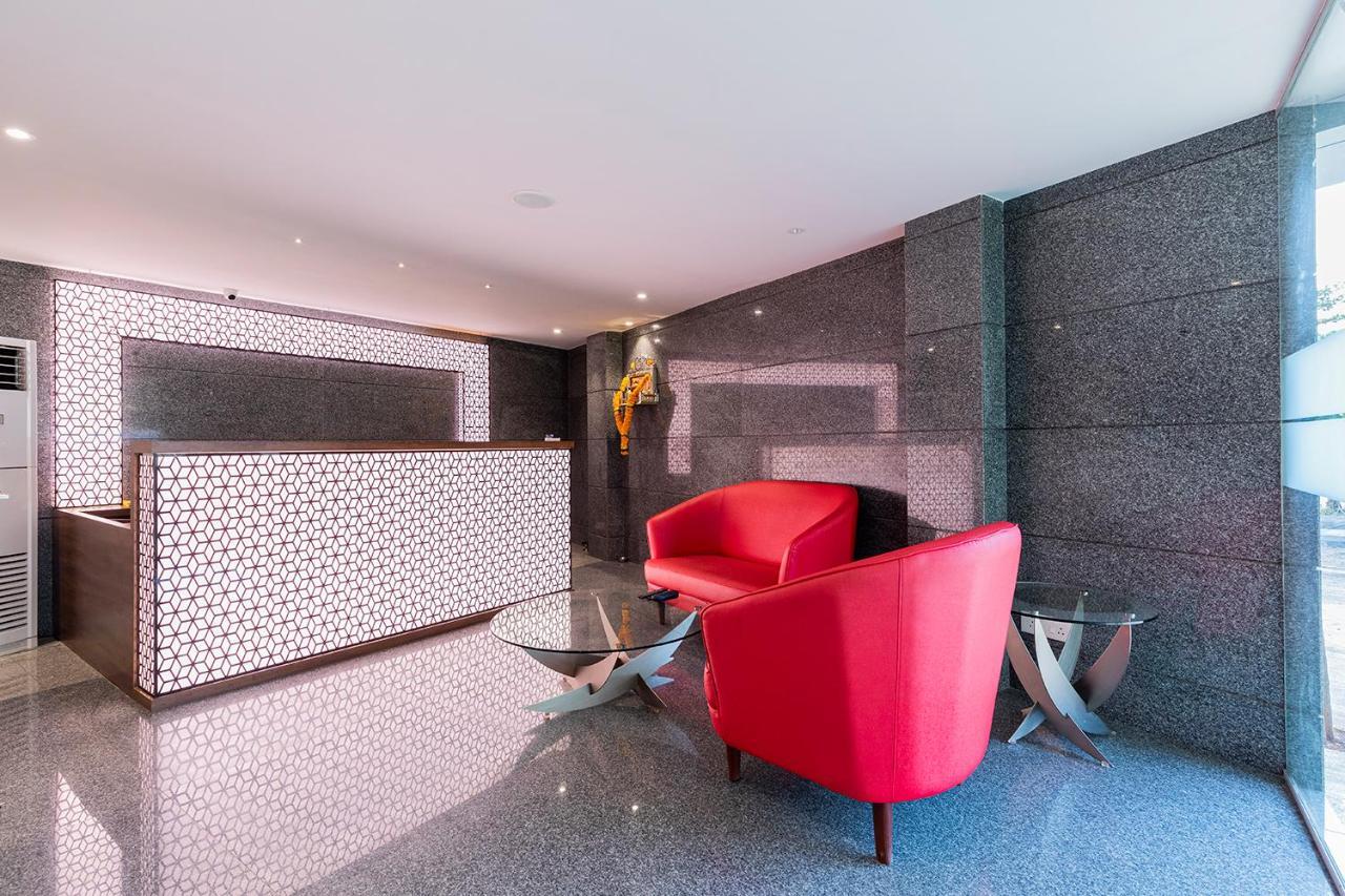 Hotel Seven Oaks Нави Мумбай Екстериор снимка