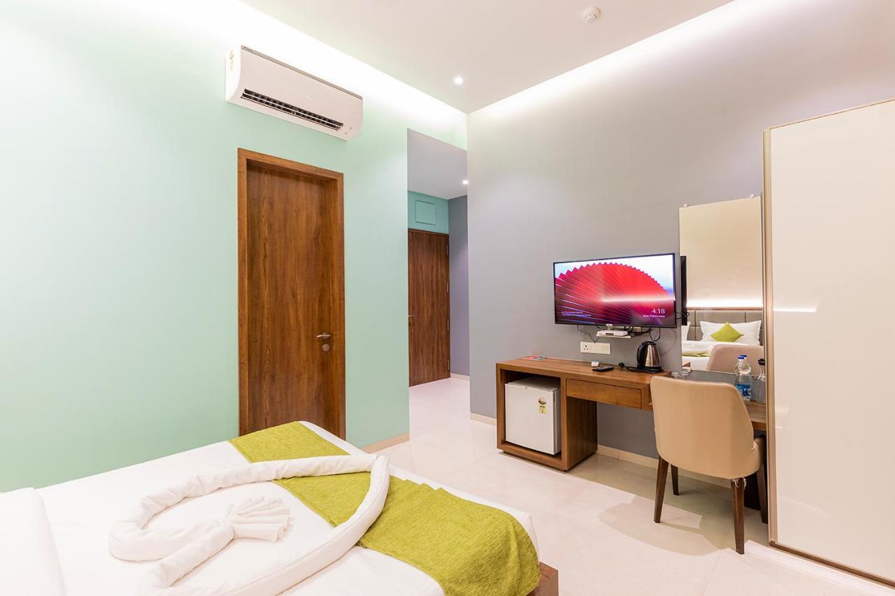 Hotel Seven Oaks Нави Мумбай Екстериор снимка