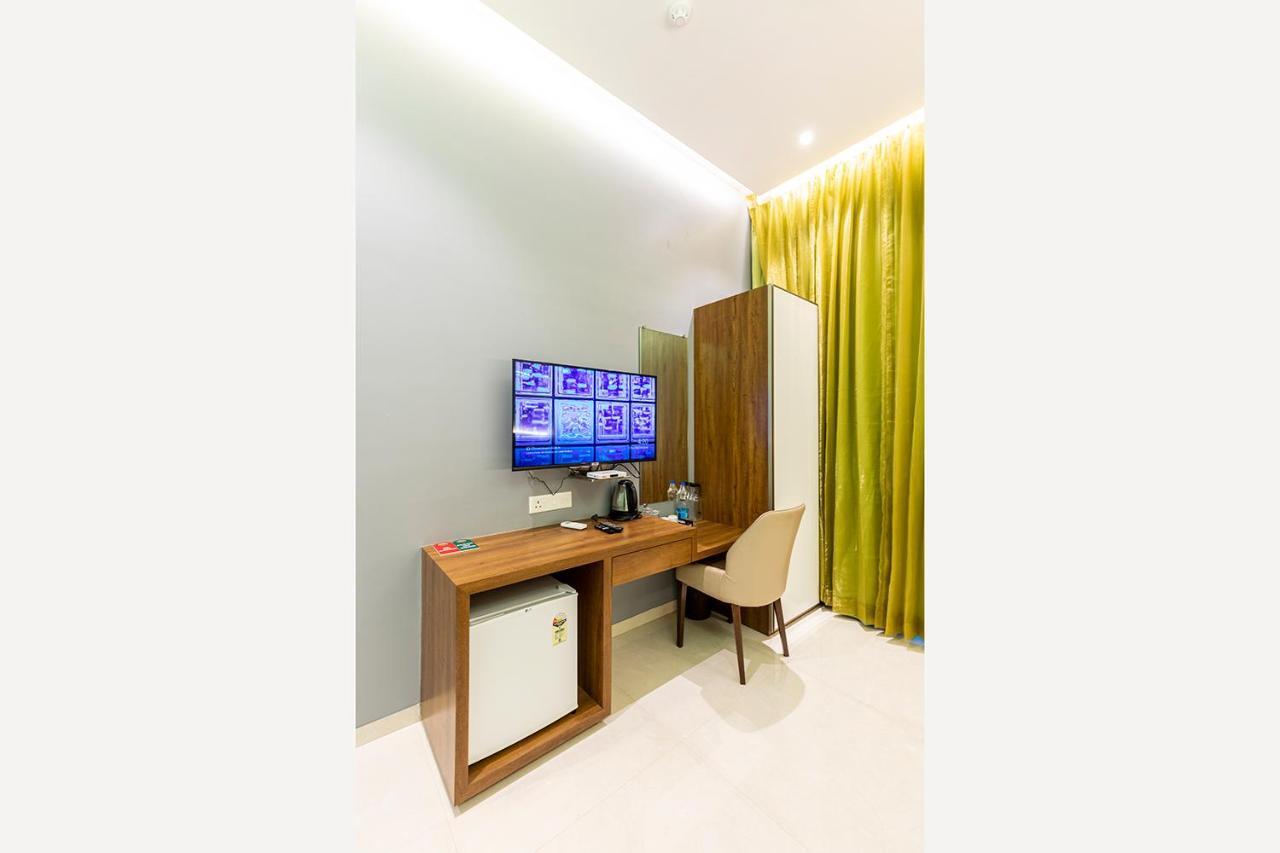 Hotel Seven Oaks Нави Мумбай Екстериор снимка