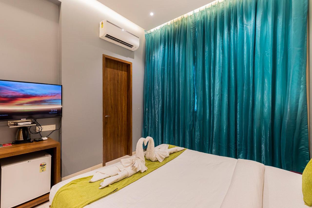Hotel Seven Oaks Нави Мумбай Екстериор снимка